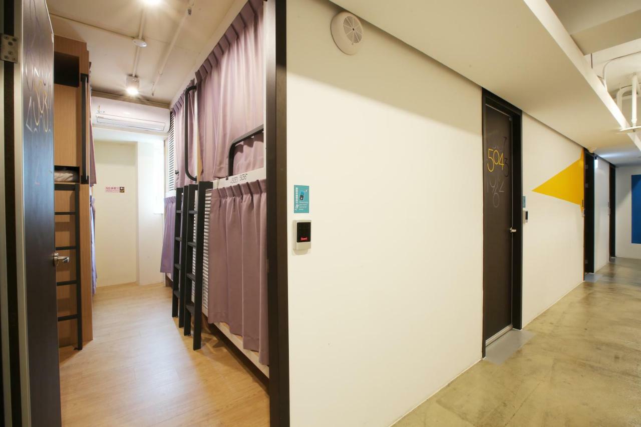 Loosha Hostel Taichung Exteriör bild