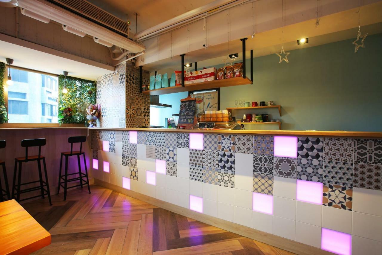 Loosha Hostel Taichung Exteriör bild