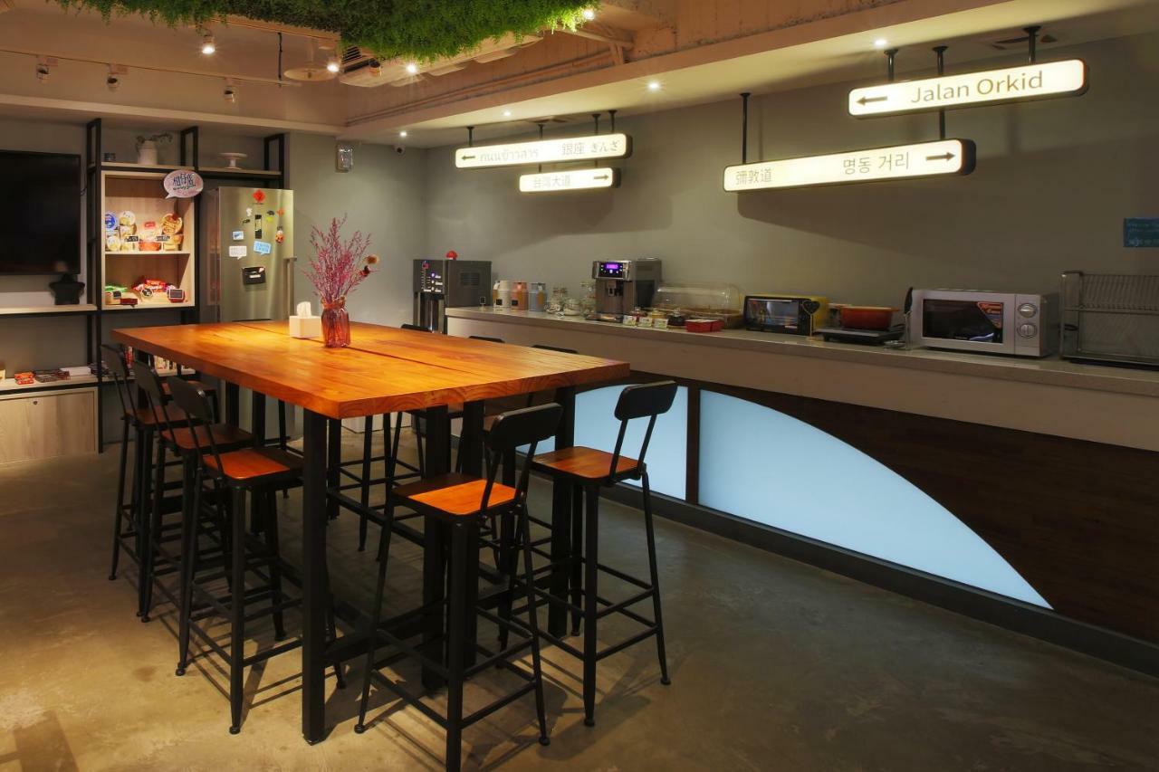 Loosha Hostel Taichung Exteriör bild