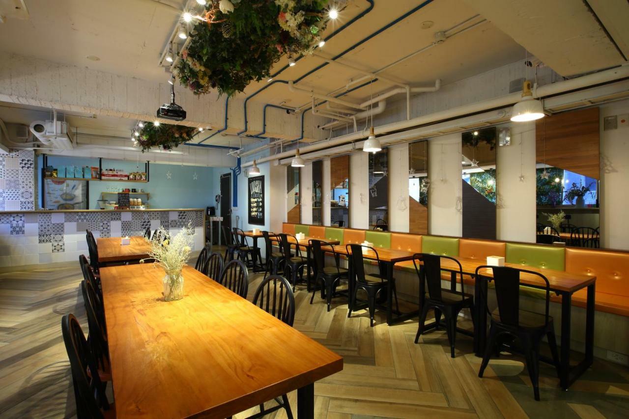 Loosha Hostel Taichung Exteriör bild
